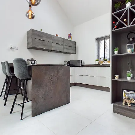 Contemporary 2 Bedroom Eco With A Twist Holiday home