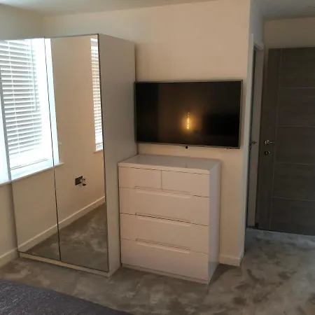 Contemporary 2 Bedroom Eco With A Twist * Marton-in-Cleveland