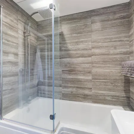 Contemporary 2 Bedroom Eco With A Twist * Marton-in-Cleveland